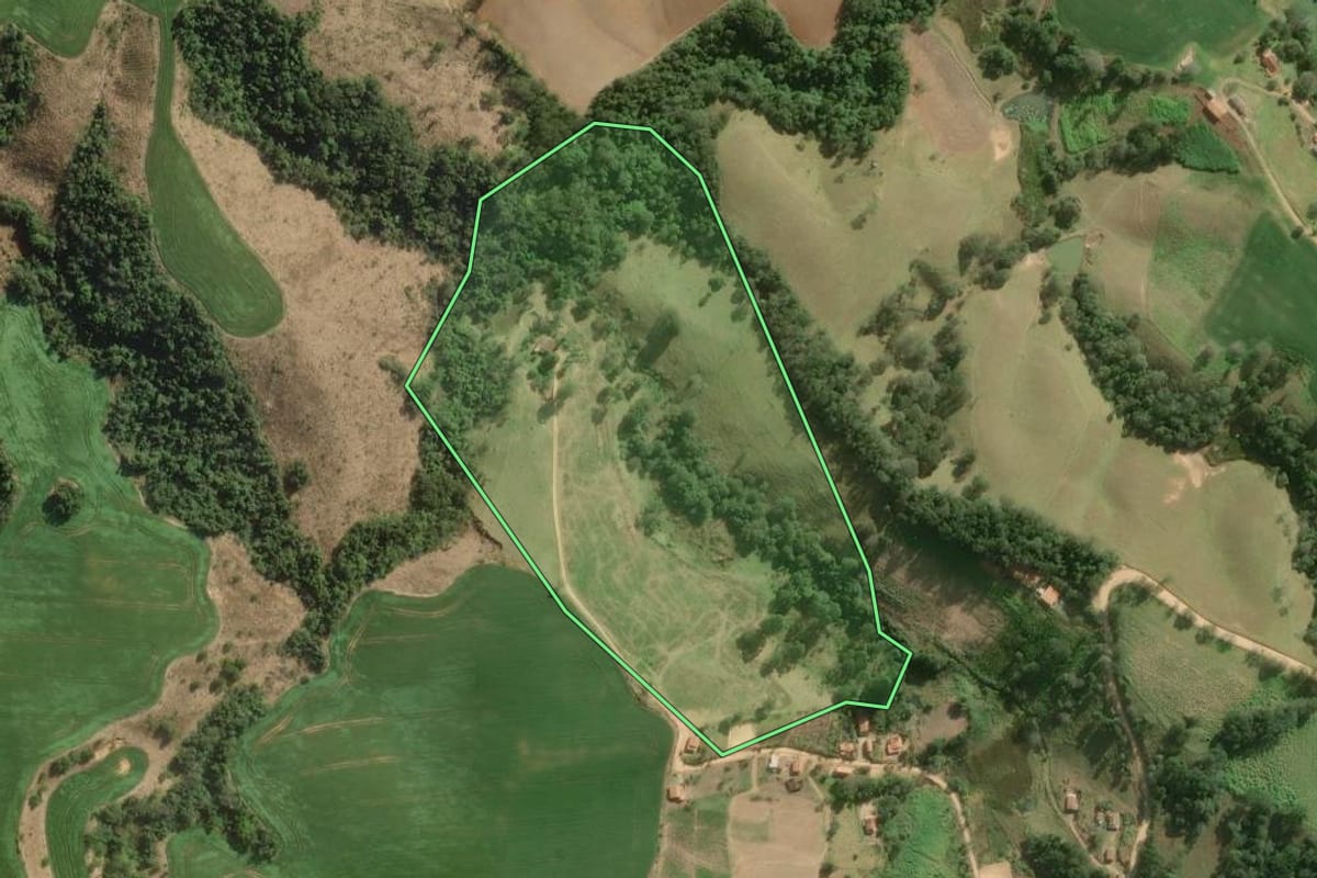 Imagem de satélite do imóvel rural em Ribeirão Grande (SP), com o contorno declarado no CAR desenhado por cima.