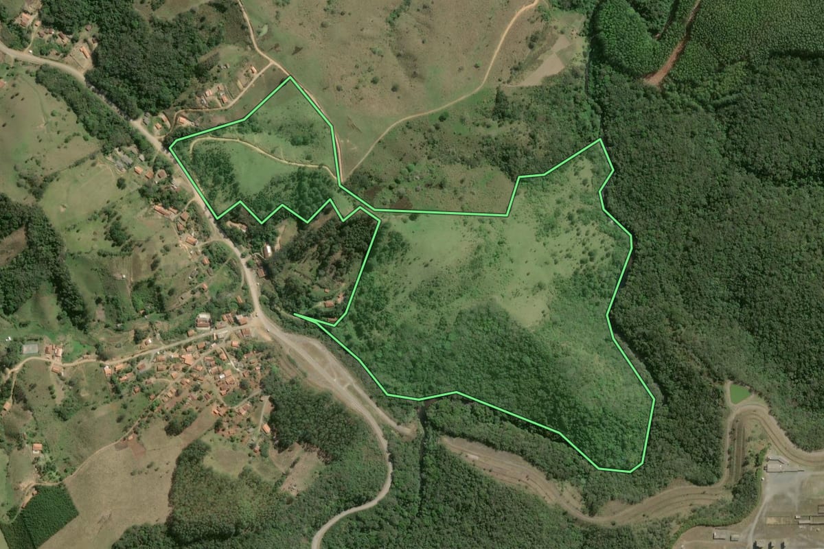 Imagem de satélite do imóvel rural em Ribeirão Grande (SP), com o contorno declarado no CAR desenhado por cima.