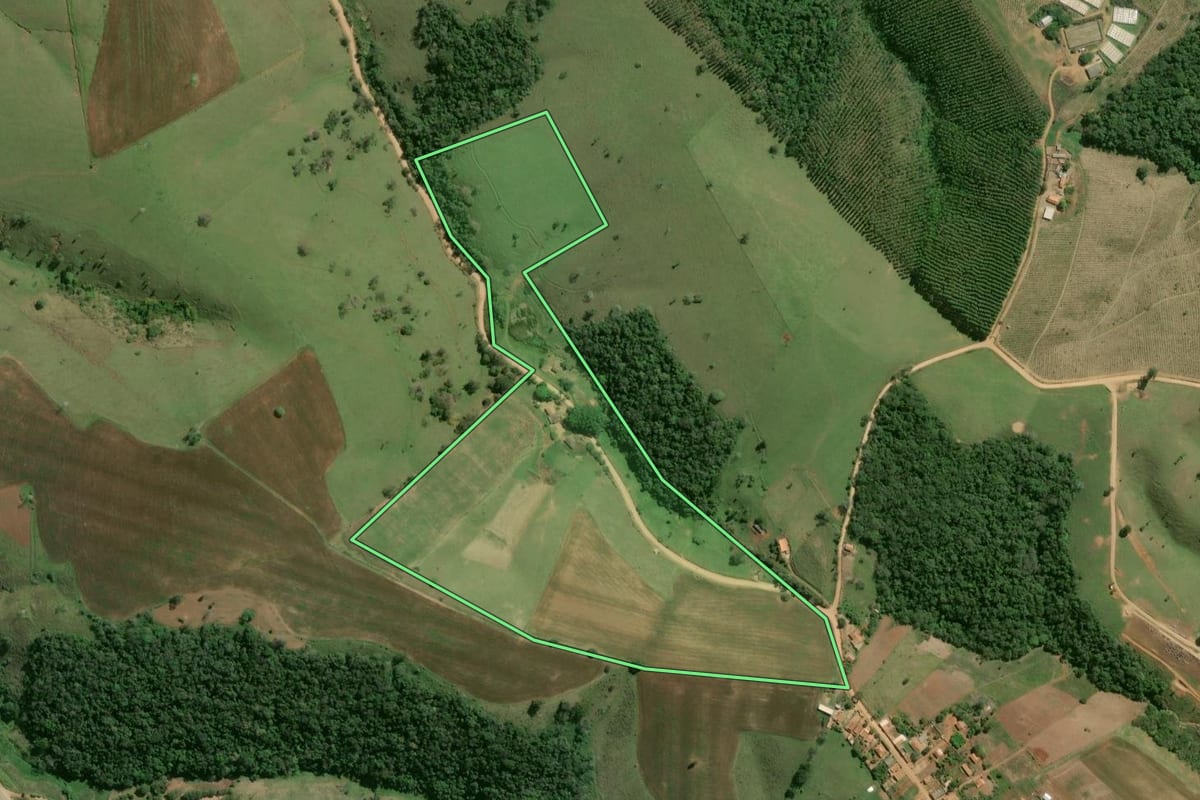 Imagem de satélite do imóvel rural em Ribeirão Grande (SP), com o contorno declarado no CAR desenhado por cima.