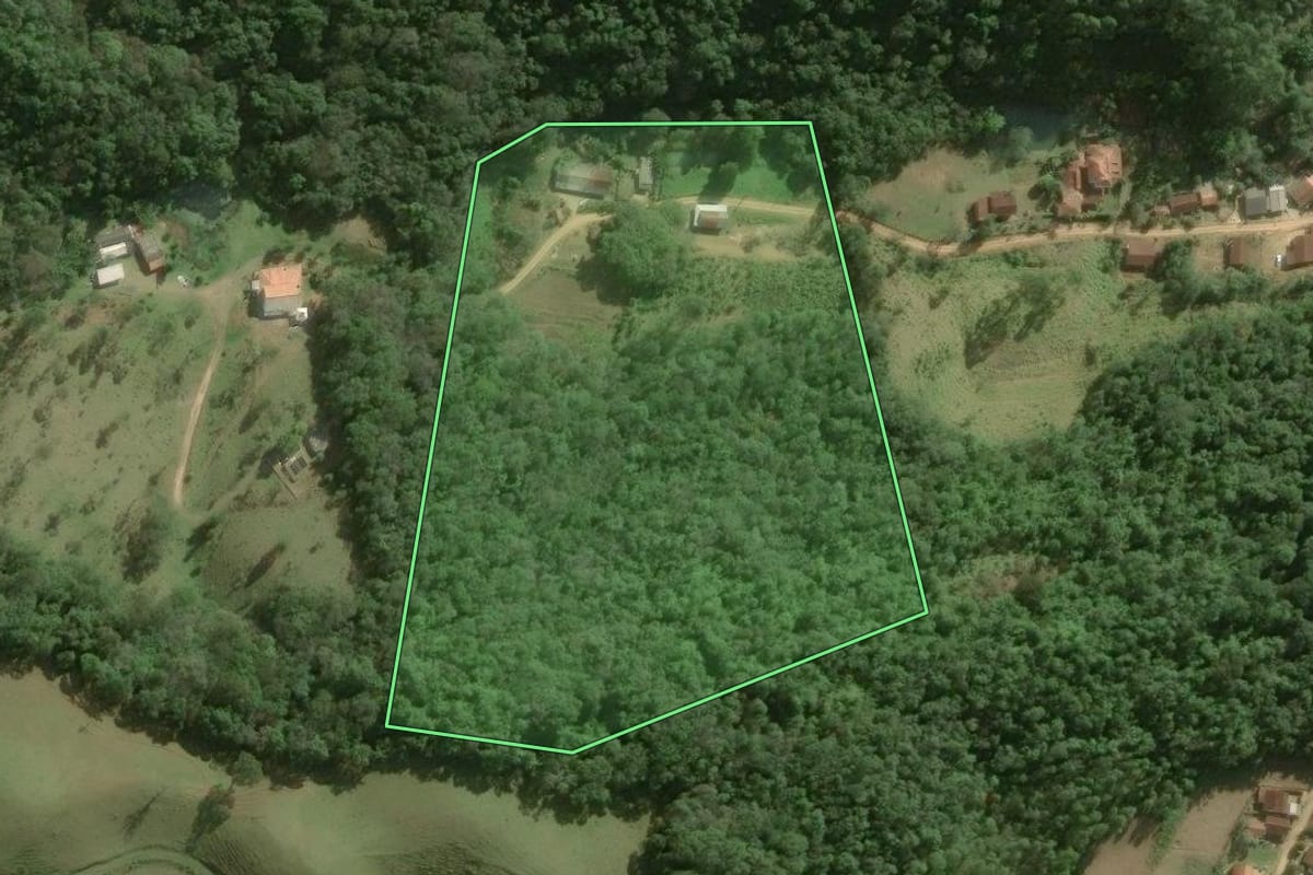 Imagem de satélite do imóvel rural em Ribeirão Grande (SP), com o contorno declarado no CAR desenhado por cima.