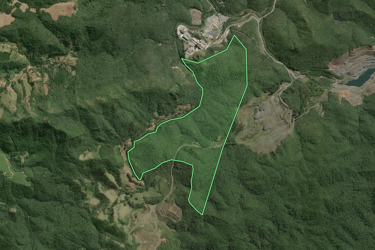 Imagem de satélite do imóvel rural em Ribeirão Grande (SP), com o contorno declarado no CAR desenhado por cima.