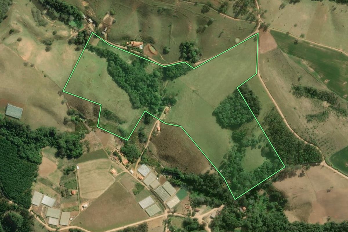 Imagem de satélite do imóvel rural em Ribeirão Grande (SP), com o contorno declarado no CAR desenhado por cima.
