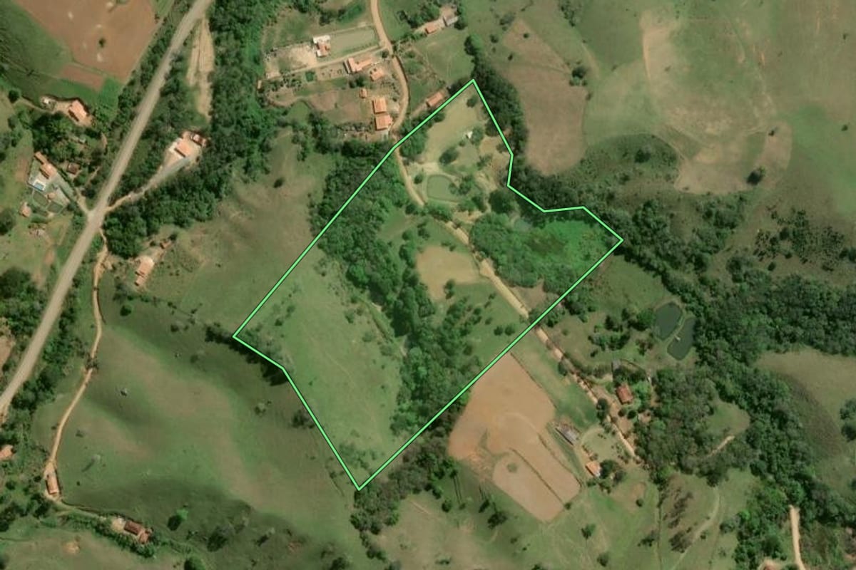 Imagem de satélite do imóvel rural em Ribeirão Grande (SP), com o contorno declarado no CAR desenhado por cima.