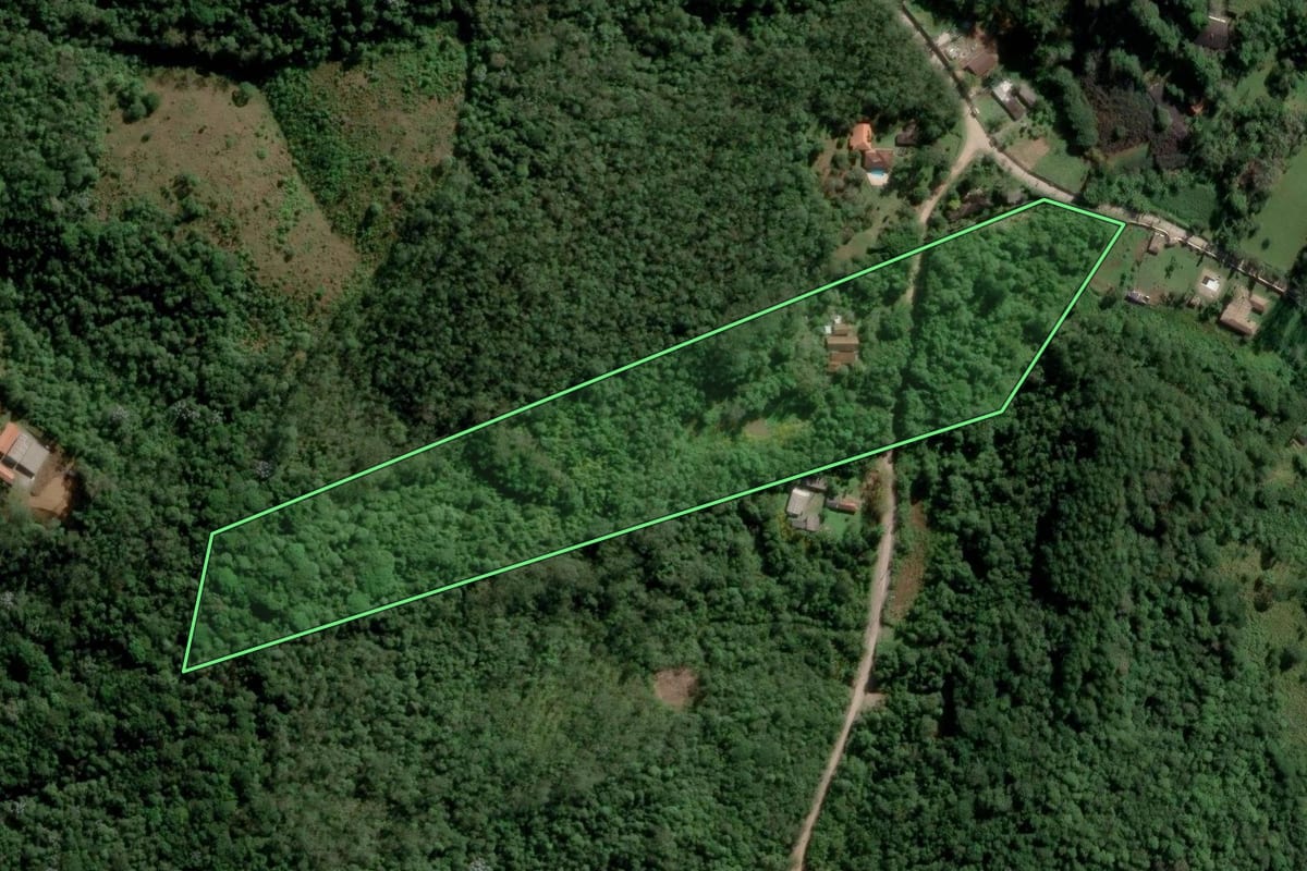 Imagem de satélite do imóvel rural em Ribeirão Pires (SP), com o contorno declarado no CAR desenhado por cima.