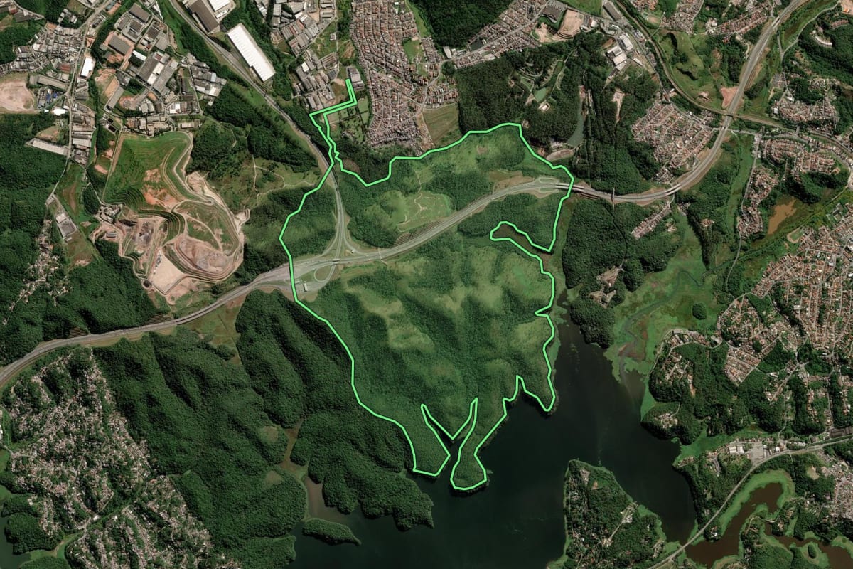 Imagem de satélite do imóvel rural em Ribeirão Pires (SP), com o contorno declarado no CAR desenhado por cima.