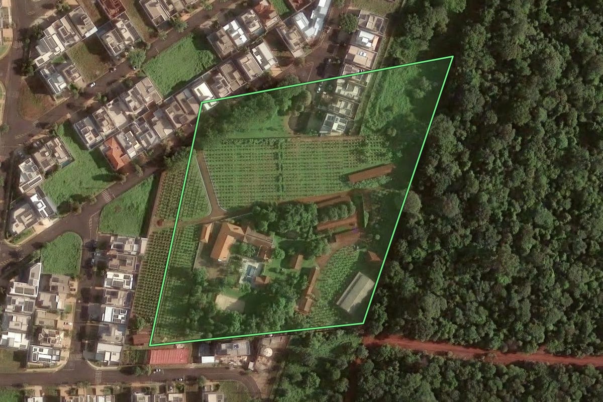 Imagem de satélite do imóvel rural em Ribeirão Preto (SP), com o contorno declarado no CAR desenhado por cima.