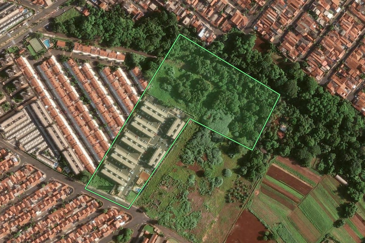 Imagem de satélite do imóvel rural em Ribeirão Preto (SP), com o contorno declarado no CAR desenhado por cima.