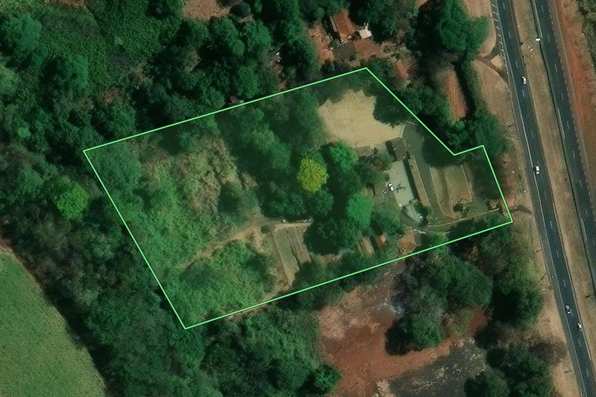 Imagem de satélite do imóvel rural em Ribeirão Preto (SP), com o contorno declarado no CAR desenhado por cima.