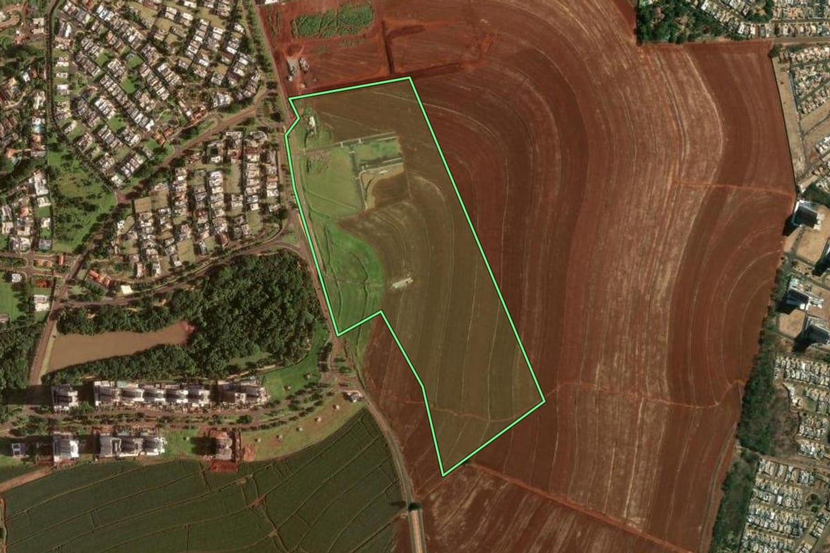 Imagem de satélite do imóvel rural em Ribeirão Preto (SP), com o contorno declarado no CAR desenhado por cima.