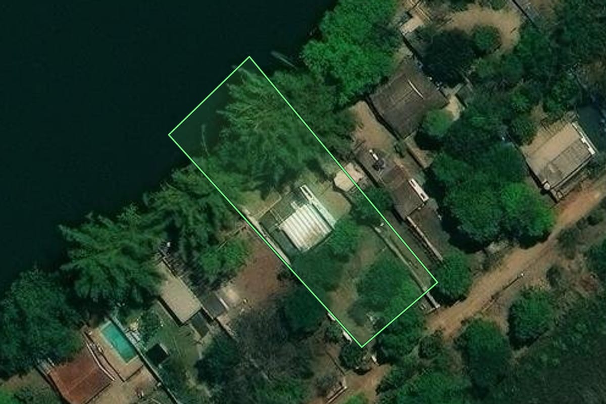 Imagem de satélite do imóvel rural em Ribeirão Preto (SP), com o contorno declarado no CAR desenhado por cima.