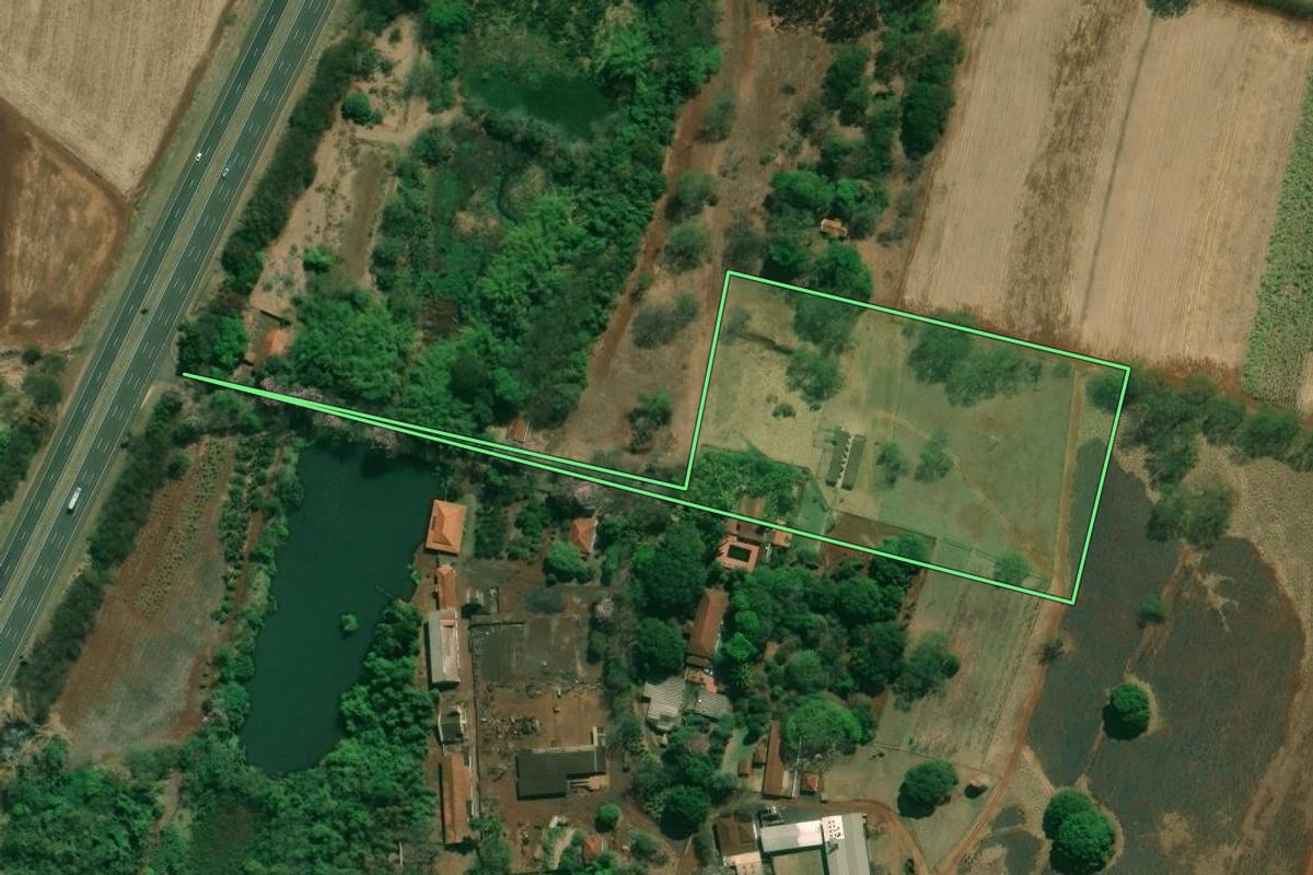 Imagem de satélite do imóvel rural em Ribeirão Preto (SP), com o contorno declarado no CAR desenhado por cima.