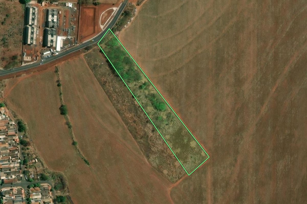 Imagem de satélite do imóvel rural em Ribeirão Preto (SP), com o contorno declarado no CAR desenhado por cima.