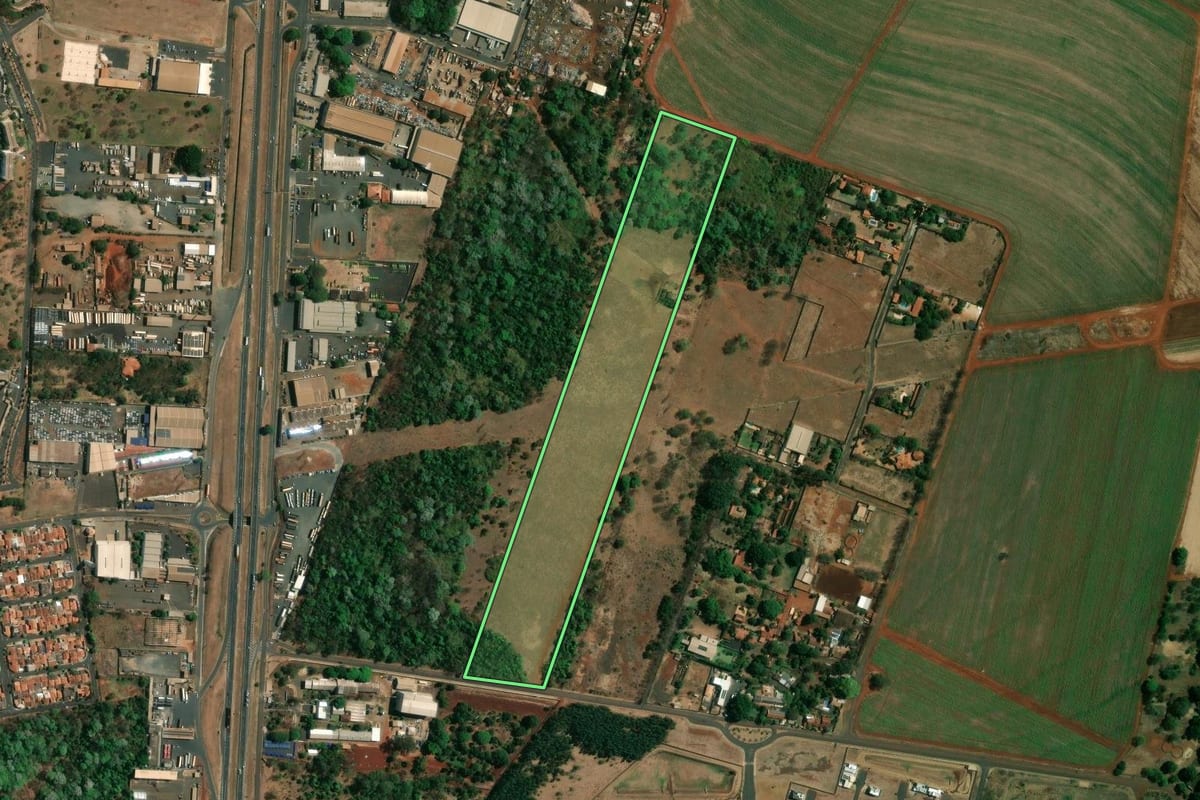 Imagem de satélite do imóvel rural em Ribeirão Preto (SP), com o contorno declarado no CAR desenhado por cima.