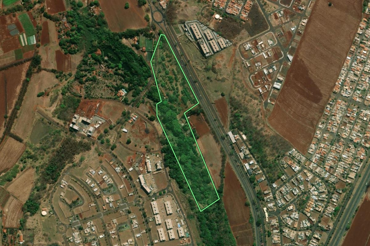 Imagem de satélite do imóvel rural em Ribeirão Preto (SP), com o contorno declarado no CAR desenhado por cima.
