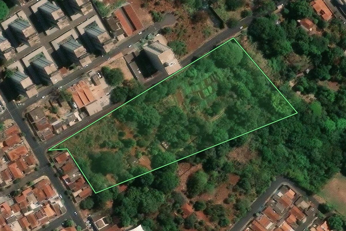 Imagem de satélite do imóvel rural em Ribeirão Preto (SP), com o contorno declarado no CAR desenhado por cima.