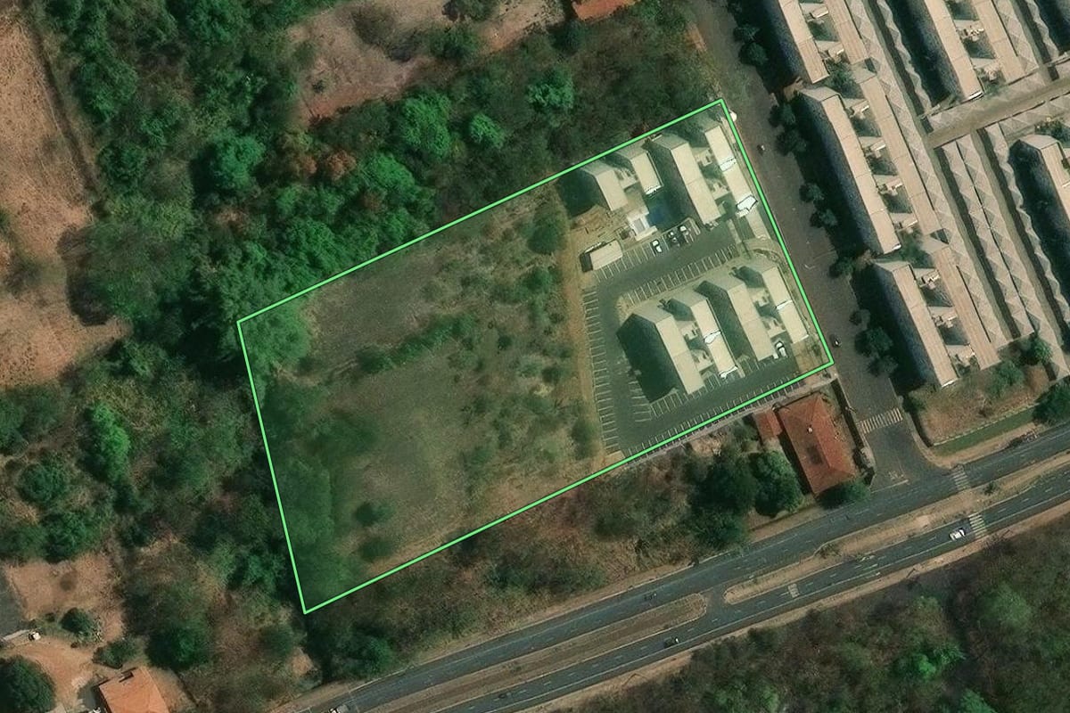 Imagem de satélite do imóvel rural em Ribeirão Preto (SP), com o contorno declarado no CAR desenhado por cima.