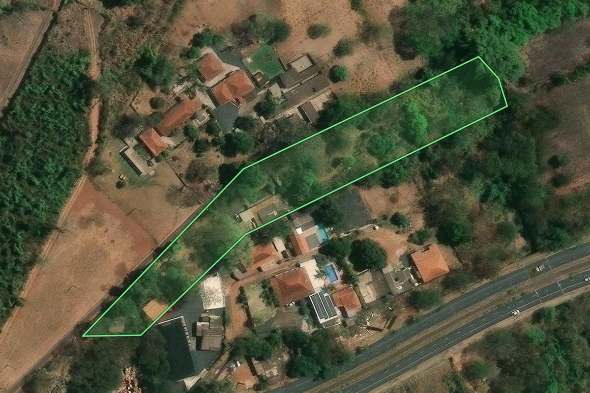 Imagem de satélite do imóvel rural em Ribeirão Preto (SP), com o contorno declarado no CAR desenhado por cima.
