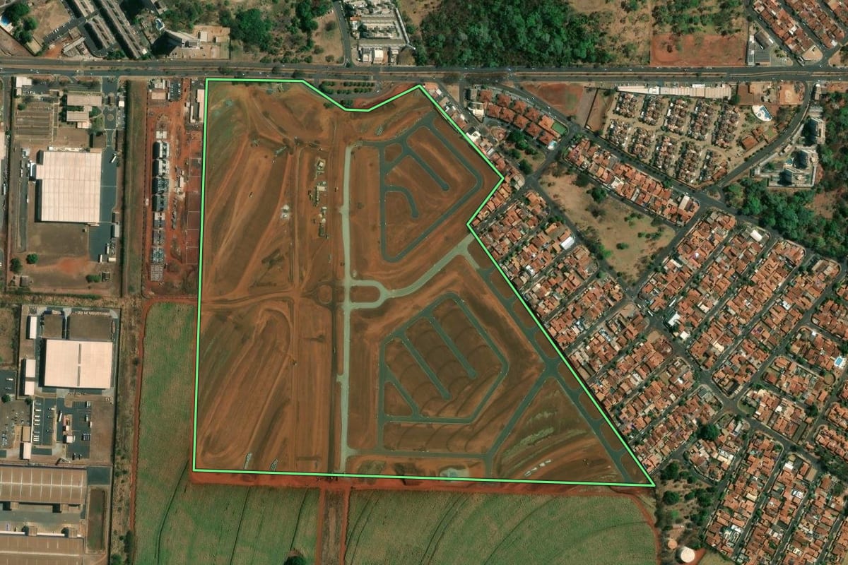 Imagem de satélite do imóvel rural em Ribeirão Preto (SP), com o contorno declarado no CAR desenhado por cima.