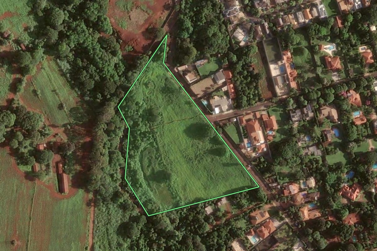 Imagem de satélite do imóvel rural em Ribeirão Preto (SP), com o contorno declarado no CAR desenhado por cima.