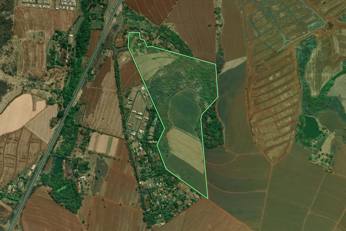 Imagem de satélite do imóvel rural em Ribeirão Preto (SP), com o contorno declarado no CAR desenhado por cima.
