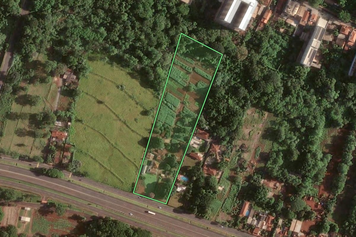 Imagem de satélite do imóvel rural em Ribeirão Preto (SP), com o contorno declarado no CAR desenhado por cima.