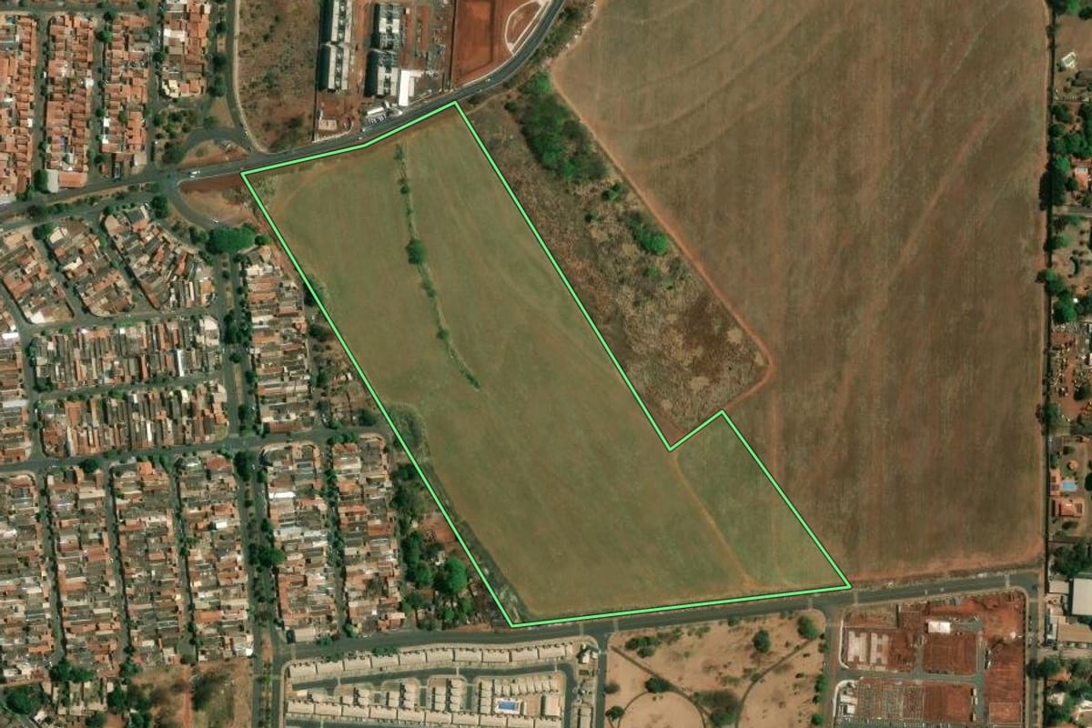 Imagem de satélite do imóvel rural em Ribeirão Preto (SP), com o contorno declarado no CAR desenhado por cima.