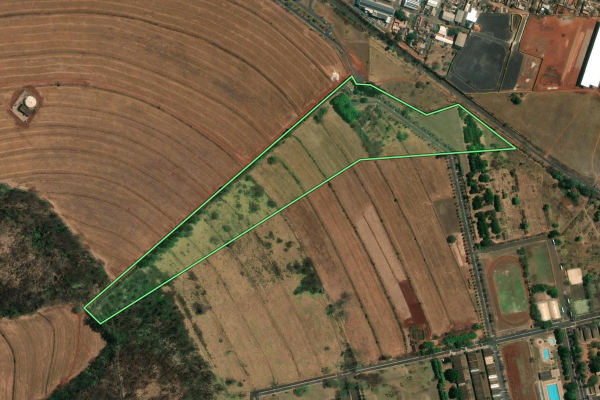 Imagem de satélite do imóvel rural em Ribeirão Preto (SP), com o contorno declarado no CAR desenhado por cima.