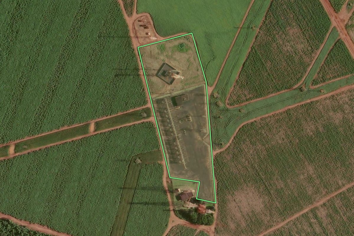 Imagem de satélite do imóvel rural em Ribeirão Preto (SP), com o contorno declarado no CAR desenhado por cima.