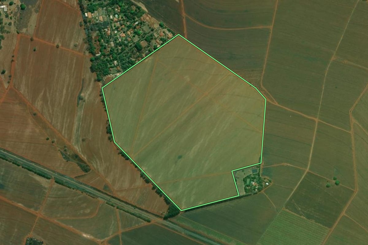 Imagem de satélite do imóvel rural em Ribeirão Preto (SP), com o contorno declarado no CAR desenhado por cima.