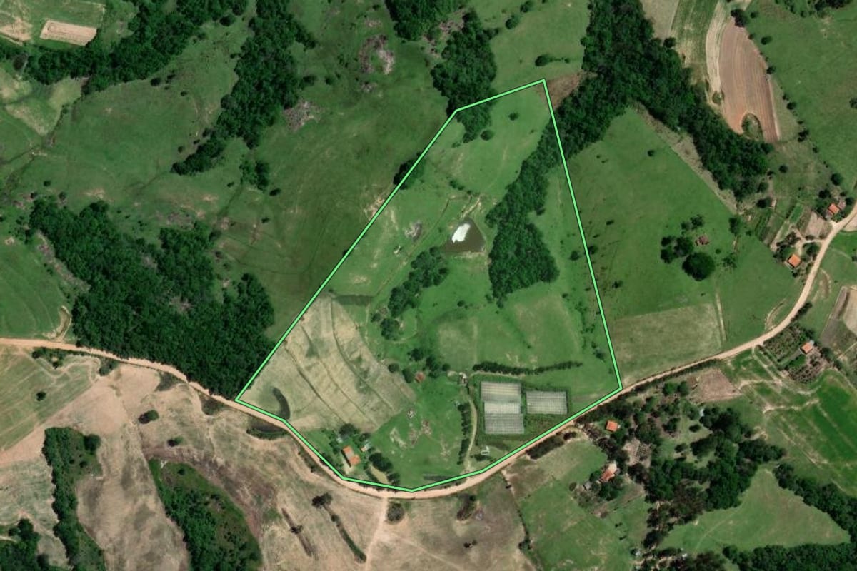 Imagem de satélite do imóvel rural em Riversul (SP), com o contorno declarado no CAR desenhado por cima.