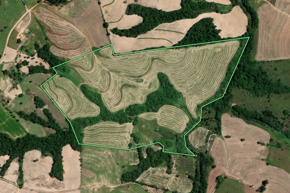 Imagem de satélite do imóvel rural em Riversul (SP), com o contorno declarado no CAR desenhado por cima.
