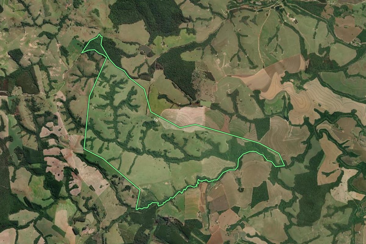 Imagem de satélite do imóvel rural em Riversul (SP), com o contorno declarado no CAR desenhado por cima.