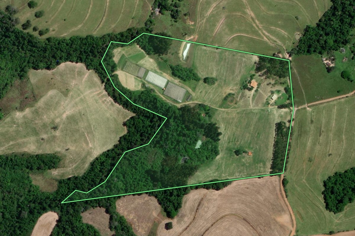 Imagem de satélite do imóvel rural em Riversul (SP), com o contorno declarado no CAR desenhado por cima.
