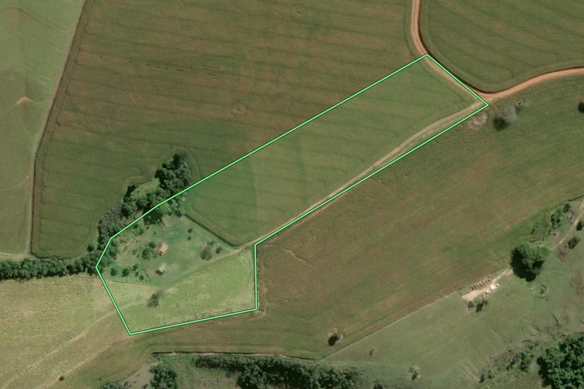 Imagem de satélite do imóvel rural em Riversul (SP), com o contorno declarado no CAR desenhado por cima.