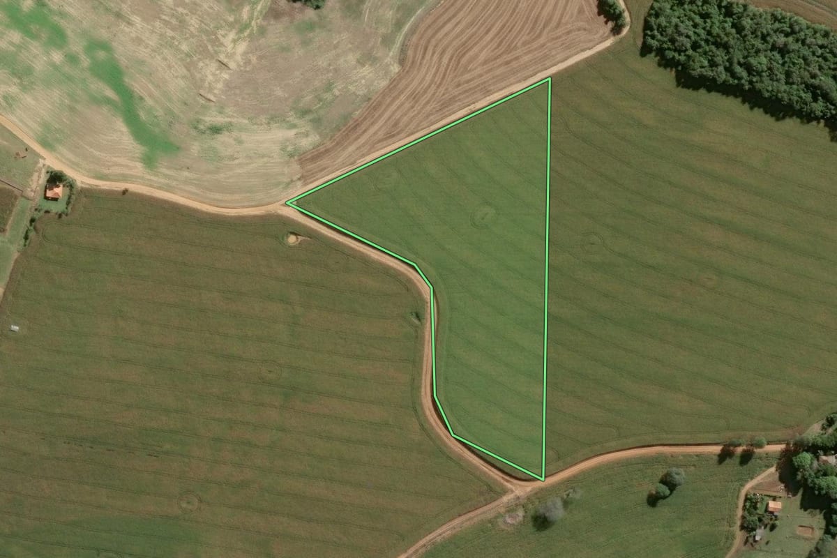 Imagem de satélite do imóvel rural em Riversul (SP), com o contorno declarado no CAR desenhado por cima.