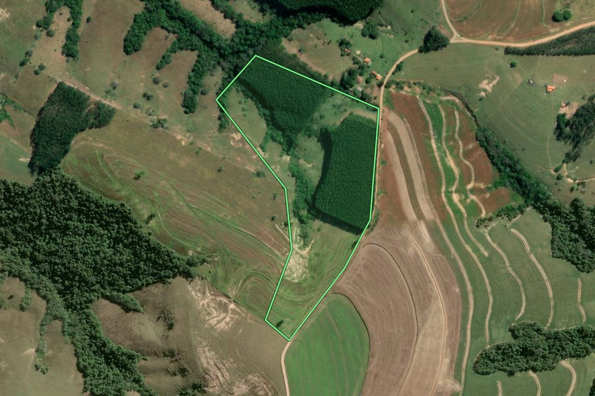 Imagem de satélite do imóvel rural em Riversul (SP), com o contorno declarado no CAR desenhado por cima.