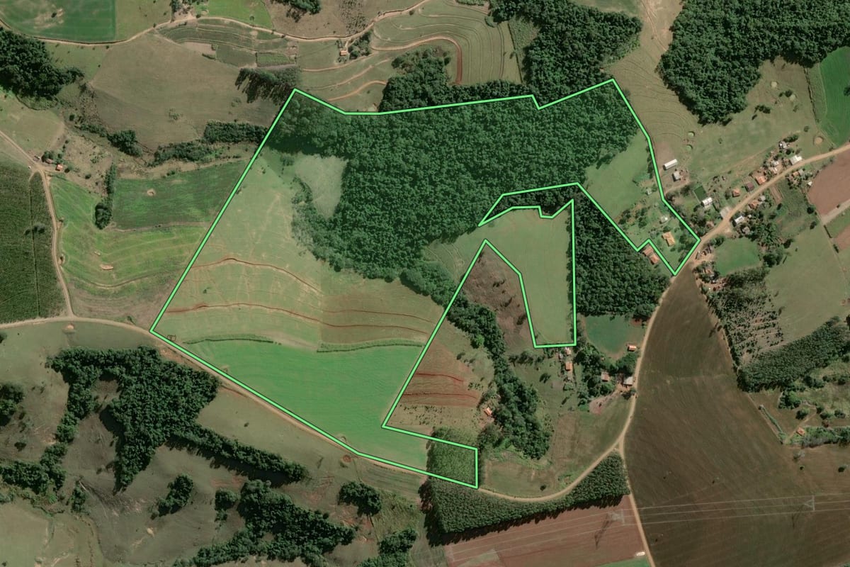 Imagem de satélite do imóvel rural em Riversul (SP), com o contorno declarado no CAR desenhado por cima.