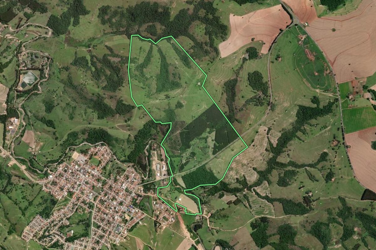 Imagem de satélite do imóvel rural em Riversul (SP), com o contorno declarado no CAR desenhado por cima.