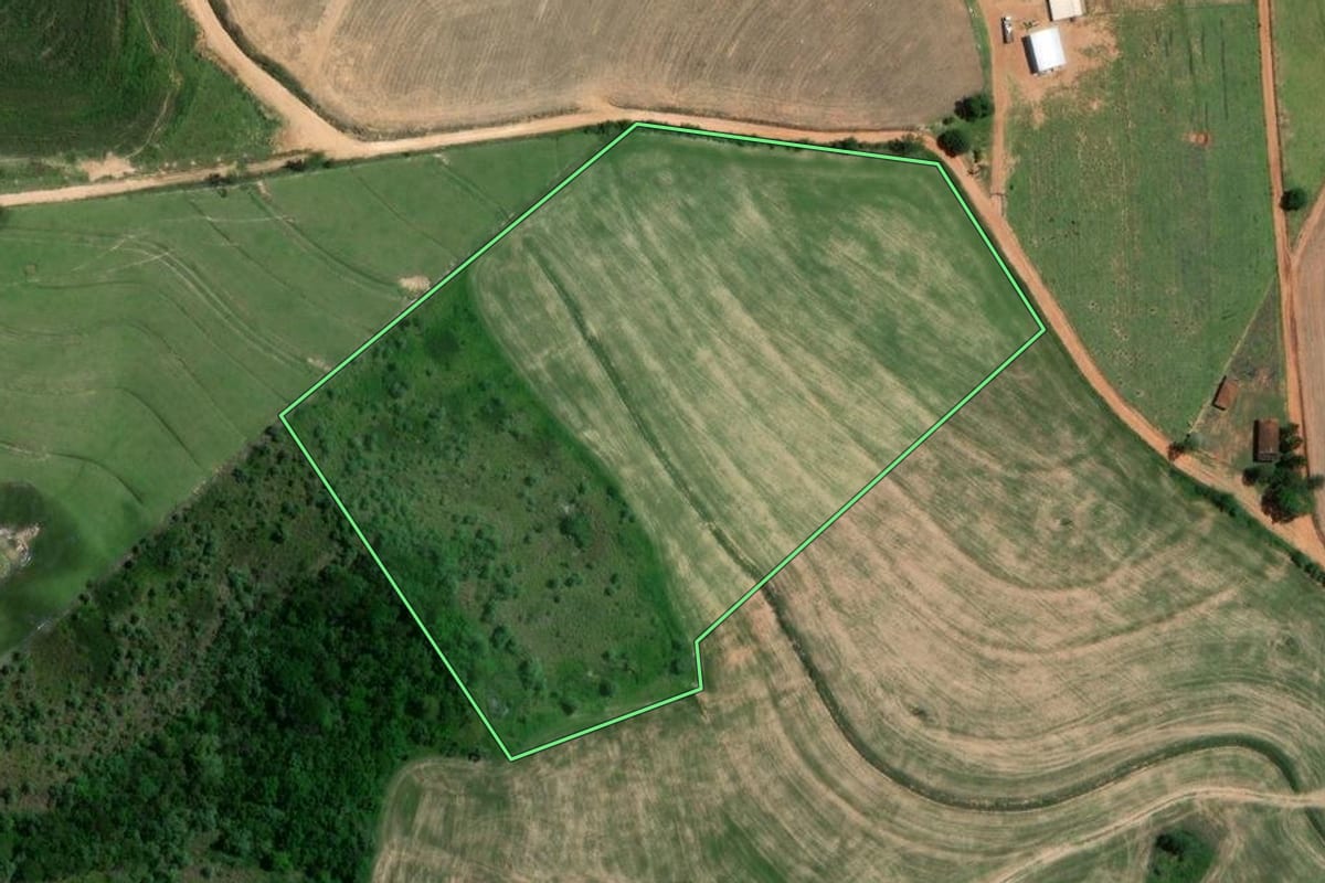 Imagem de satélite do imóvel rural em Riversul (SP), com o contorno declarado no CAR desenhado por cima.