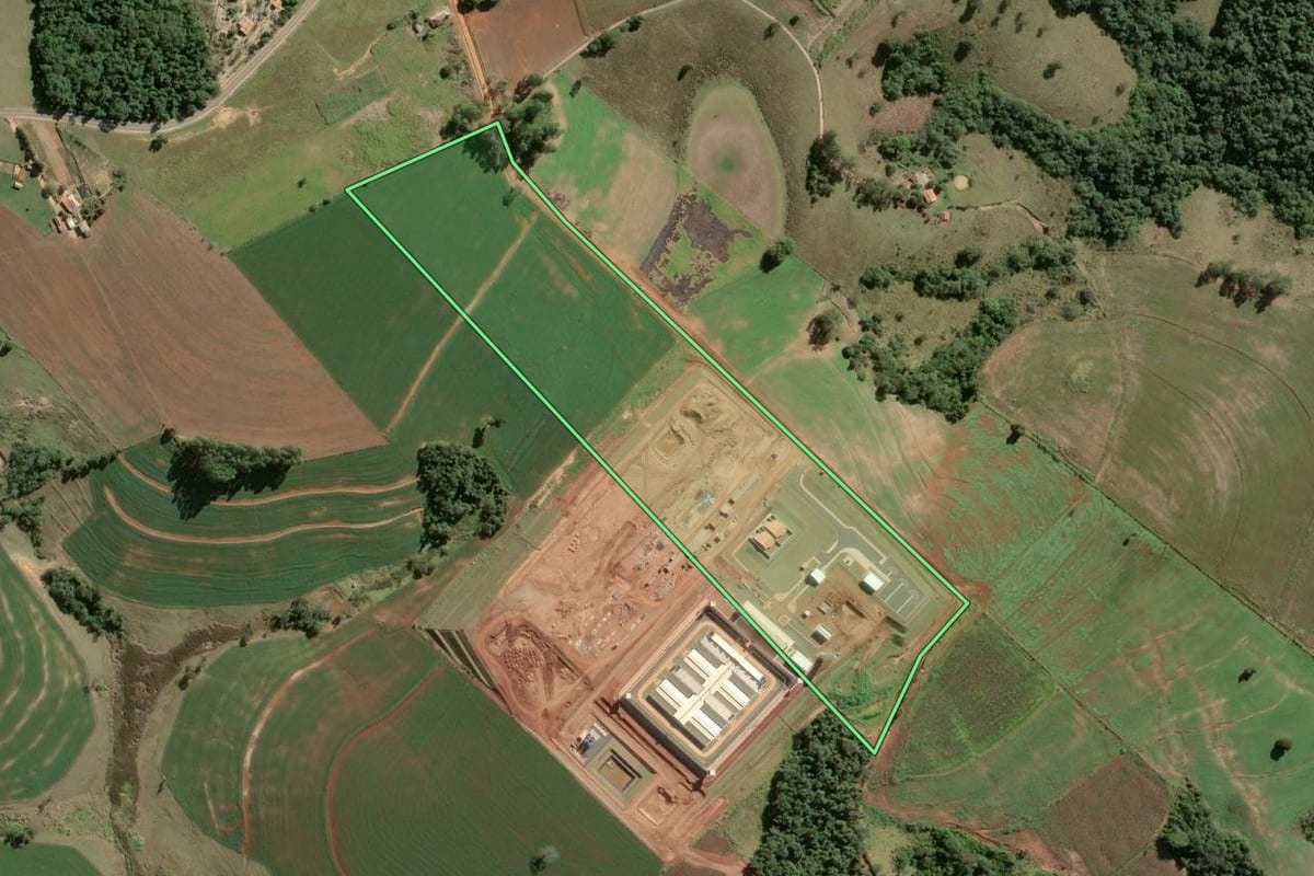 Imagem de satélite do imóvel rural em Riversul (SP), com o contorno declarado no CAR desenhado por cima.