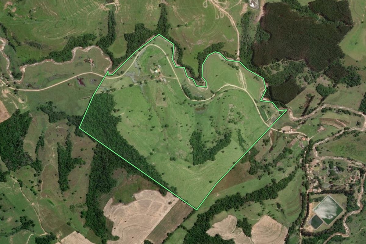 Imagem de satélite do imóvel rural em Riversul (SP), com o contorno declarado no CAR desenhado por cima.