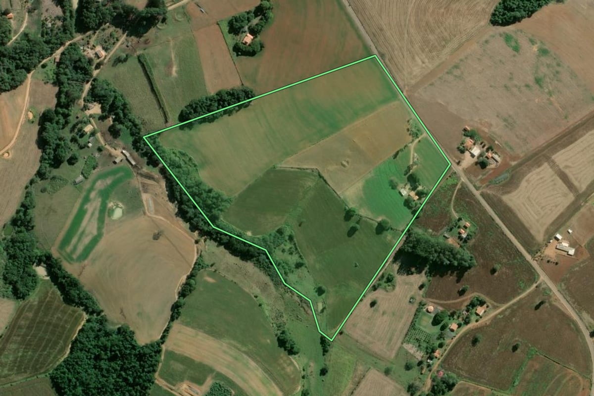 Imagem de satélite do imóvel rural em Riversul (SP), com o contorno declarado no CAR desenhado por cima.