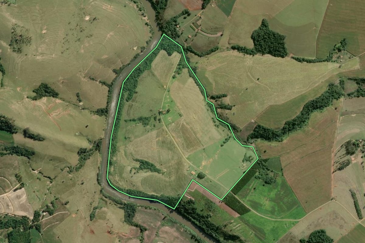 Imagem de satélite do imóvel rural em Riversul (SP), com o contorno declarado no CAR desenhado por cima.