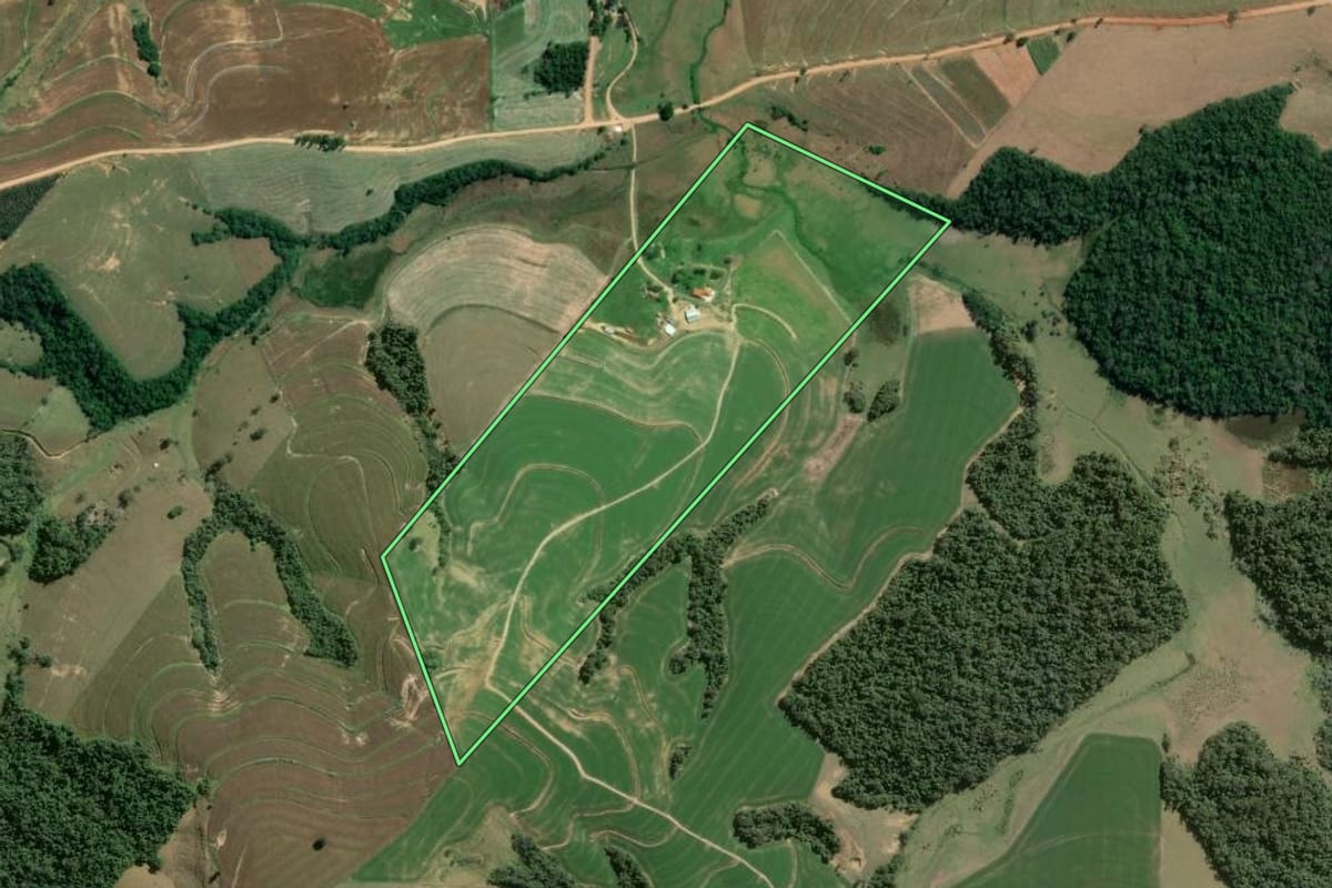 Imagem de satélite do imóvel rural em Riversul (SP), com o contorno declarado no CAR desenhado por cima.
