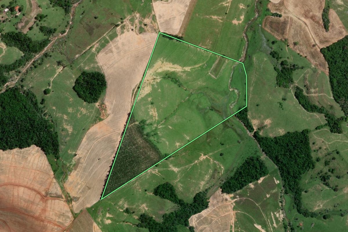 Imagem de satélite do imóvel rural em Riversul (SP), com o contorno declarado no CAR desenhado por cima.