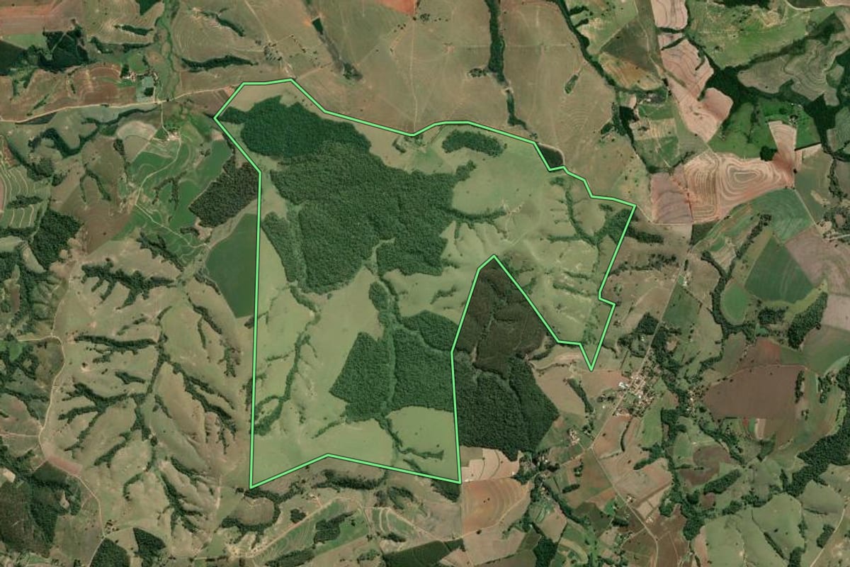 Imagem de satélite do imóvel rural em Riversul (SP), com o contorno declarado no CAR desenhado por cima.