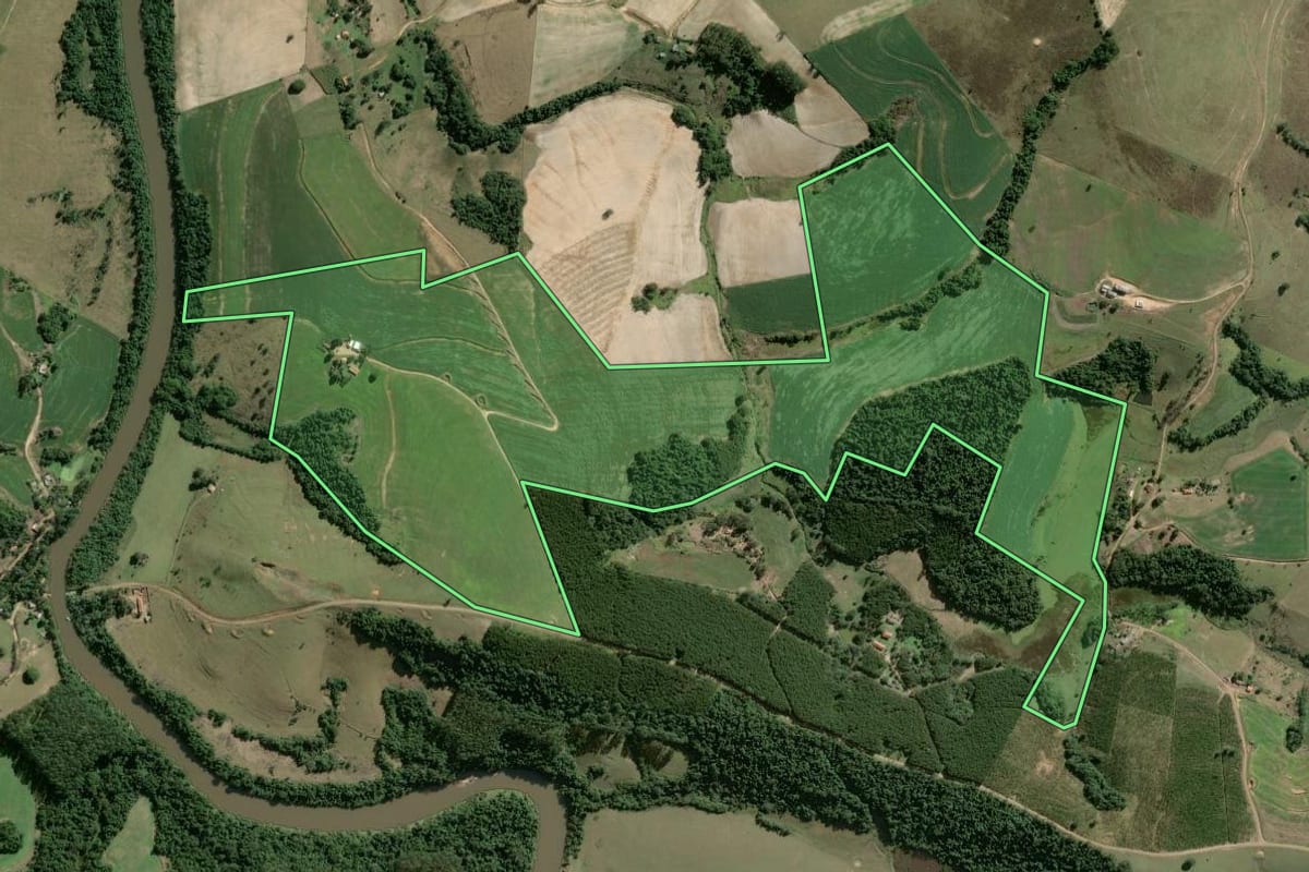Imagem de satélite do imóvel rural em Riversul (SP), com o contorno declarado no CAR desenhado por cima.