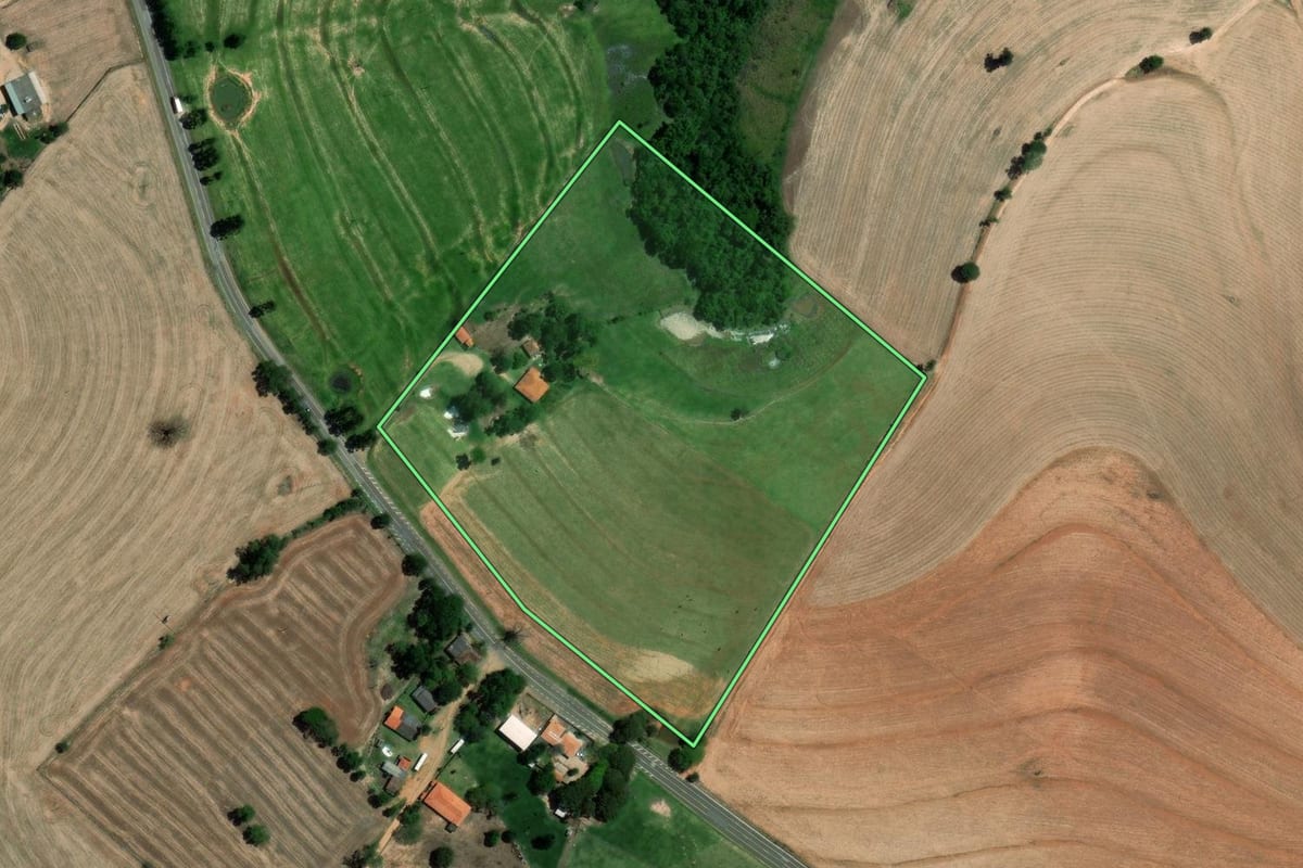 Imagem de satélite do imóvel rural em Riversul (SP), com o contorno declarado no CAR desenhado por cima.