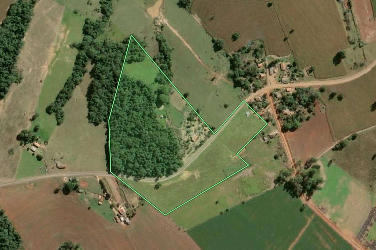 Imagem de satélite do imóvel rural em Riversul (SP), com o contorno declarado no CAR desenhado por cima.