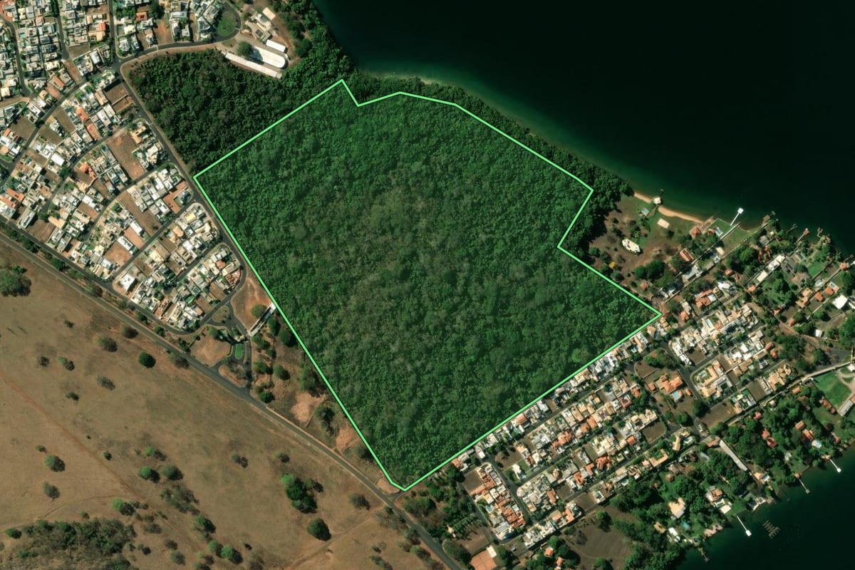 Imagem de satélite do imóvel rural em Rifaina (SP), com o contorno declarado no CAR desenhado por cima.